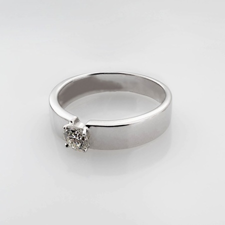 Кольцо из белого золота с бриллиантом
