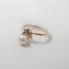 Кольцо из комбинированного золота с жемчугом и бриллиантами