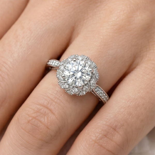 Кольцо из белого золота с бриллиантами