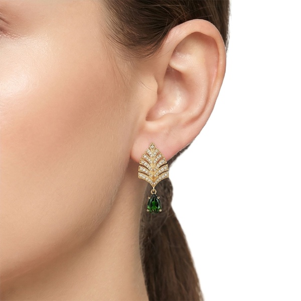 Серьги из желтого золота с хромдиопсидом и бриллиантами