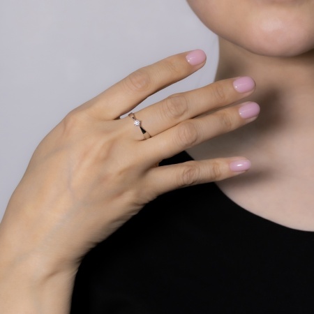 Кольцо из белого золота с бриллиантом