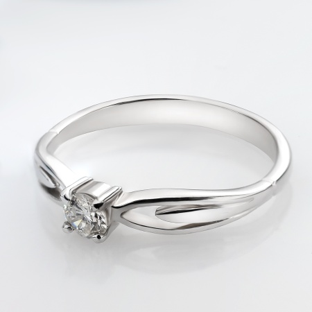 Кольцо из белого золота с бриллиантом