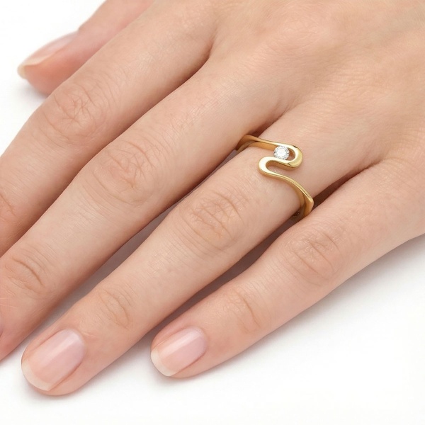 Кольцо из желтого золота с бриллиантом