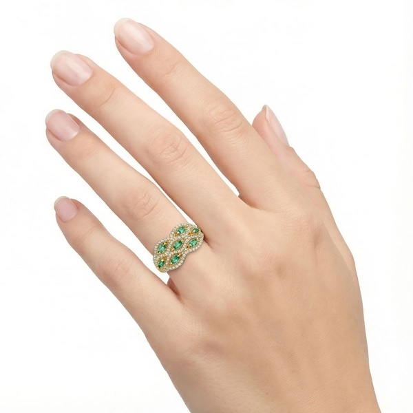 Кольцо из желтого золота с изумрудами и бриллиантами