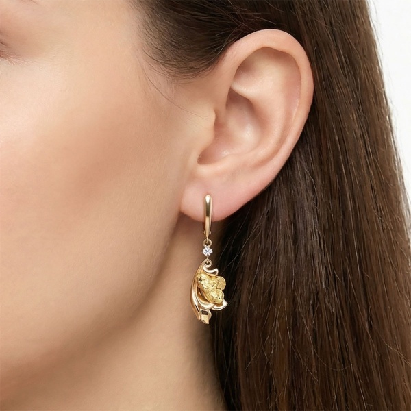 Серьги из желтого золота с самородком и бриллиантами