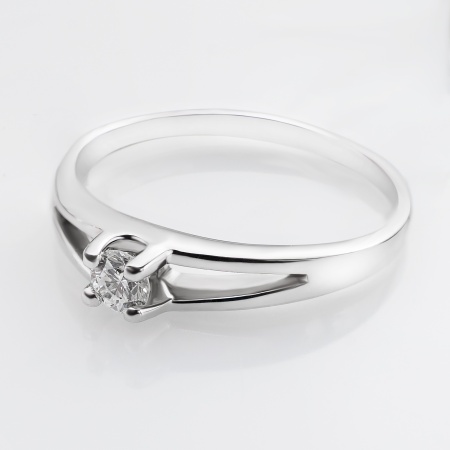 Кольцо из белого золота с бриллиантом