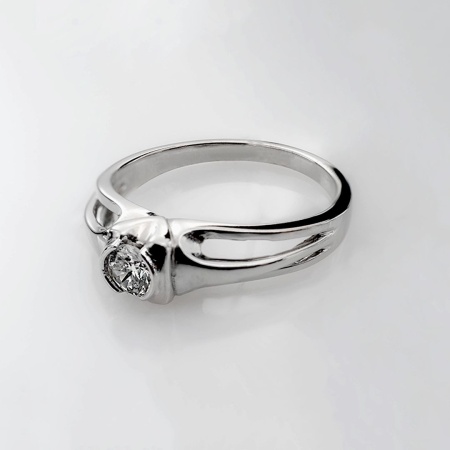 Кольцо из белого золота с бриллиантом