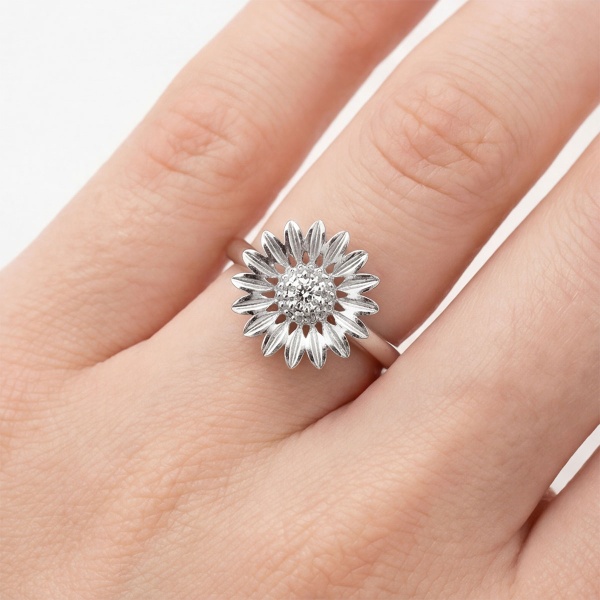 Кольцо из белого золота с бриллиантом