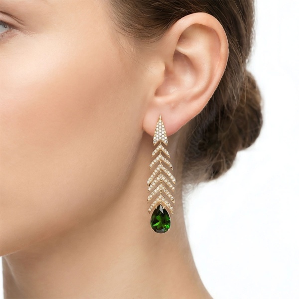 Серьги из желтого золота с хромдиопсидом и бриллиантами