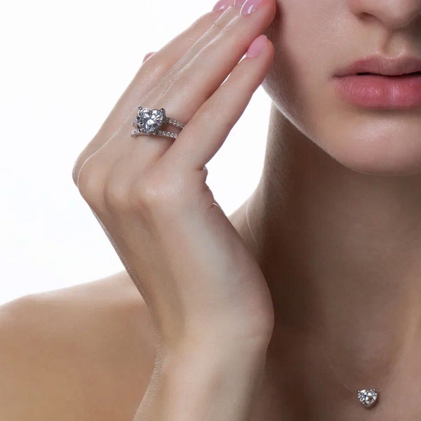 Кольцо из белого золота с бриллиантами