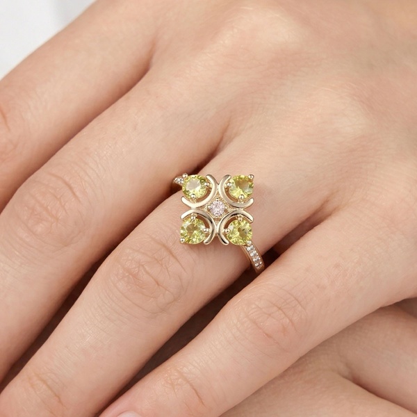 Кольцо из желтого золота с сапфиром и бриллиантами