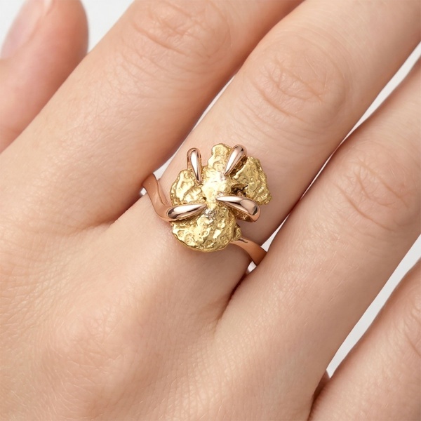 Кольцо из красного золото с самородком