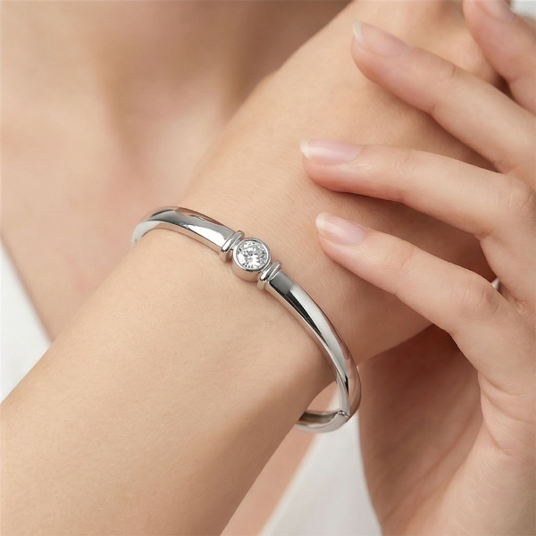 Браслет из родированного золота с бриллиантом