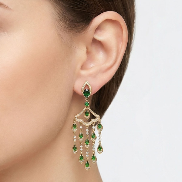 Серьги из желтого золота с хромдиопсидом и бриллиантами