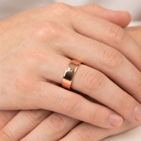 Кольцо из красного золота с бриллиантом