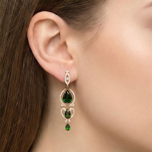 Серьги из желтого золота с хромдиопсидом и бриллиантами