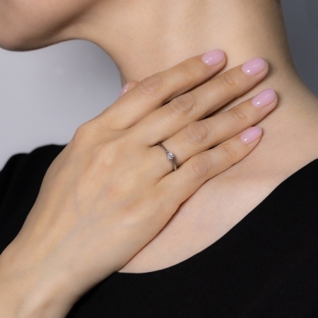 Кольцо из белого золота с бриллиантом