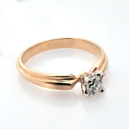 Кольцо из комбинированного золота с бриллиантом